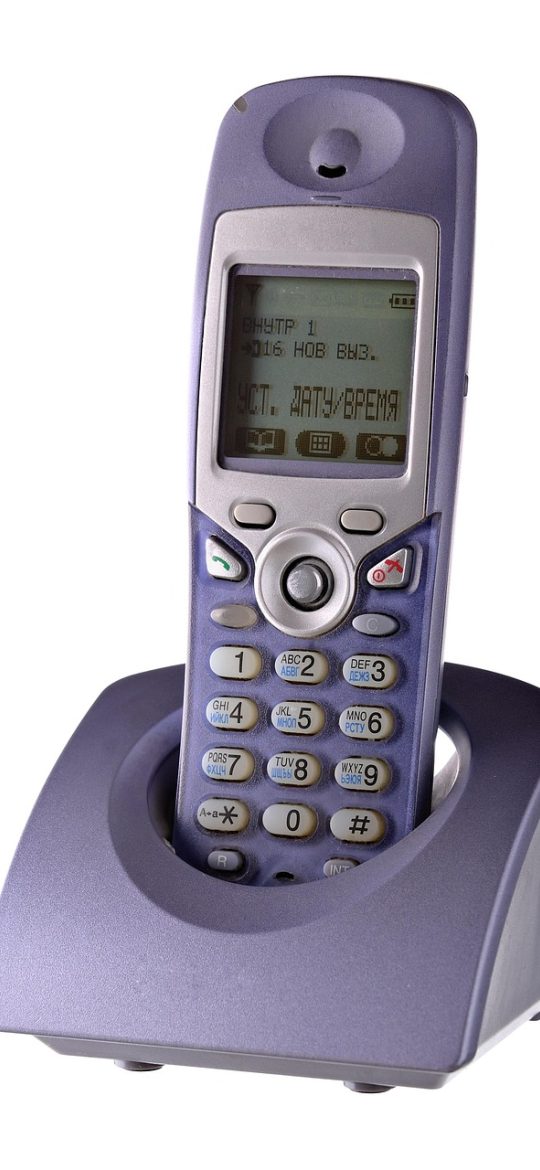 历史影像对比界面截图，屏幕上下分屏显示同一片河岸两个不同年份的卫星画面，中间一条可拖动的时间分割线，河岸轮廓变化明显