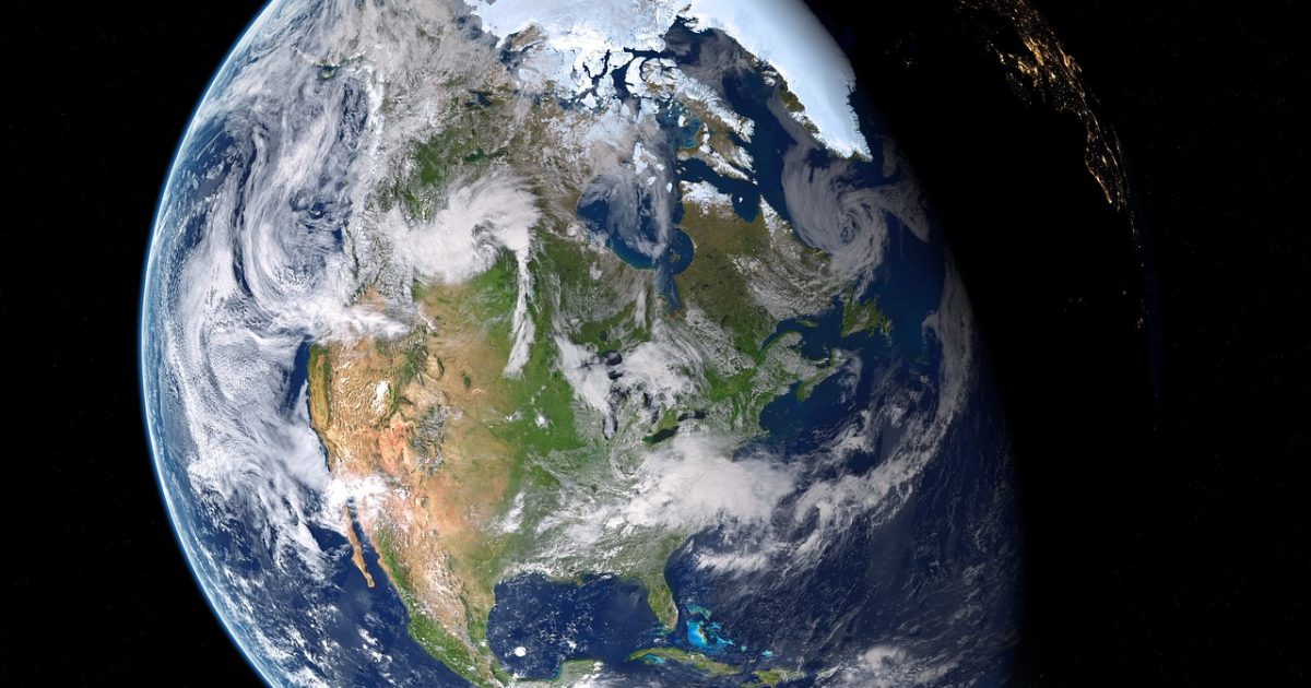地球在线高清卫星地图数据看板风格示意图：蓝色地球模型上叠加高清卫星影像图层与经纬度网格，右侧浮动显示分辨率与更新批次信息卡