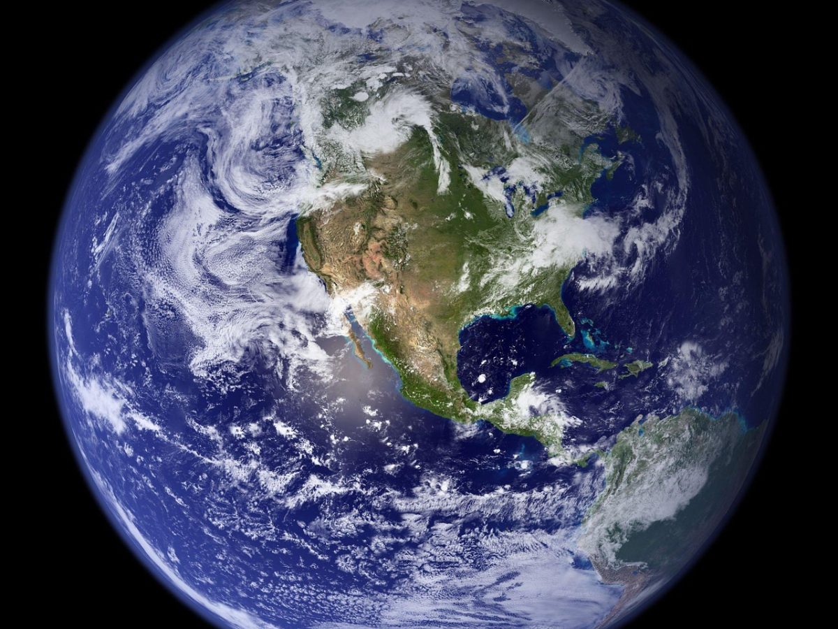 地球在线高清卫星地图 App 的数据看板界面，左侧是卫星影像缩略图，右侧排列着分辨率、定位精度与缓存占用等指标卡片，蓝绿色调清爽有序